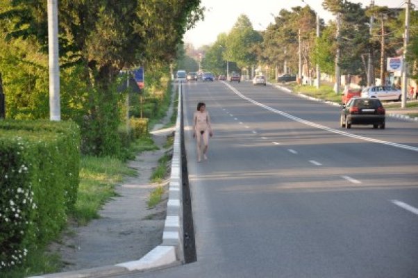 O femeie din Constanţa străbate drumul care leagă Constanţa de Mangalia în pielea goală